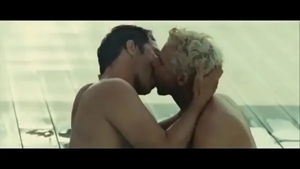 Assista British Actor Paul Sculfor Gay Kiss From Di Di Hollywood tubo de energia