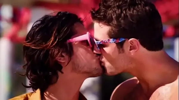 Gay Kiss from Mainstream Television Enerji Tüpünü izleyin