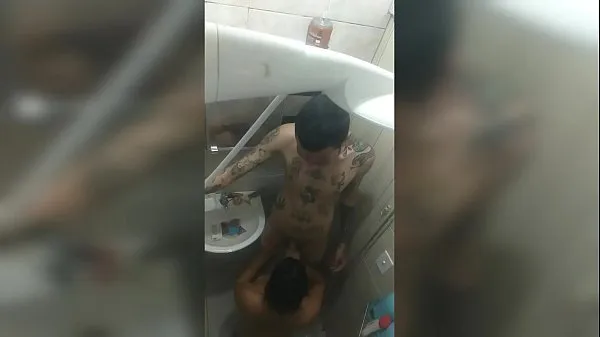 I filmed the new girl in the bath, with her mouth on the tattooed's cock... She Baez and Dluquinhaa ऊर्जा ट्यूब देखें