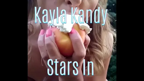 Regardez Kayla Kandy se salit avec de la crème fouettéeTube énergétique