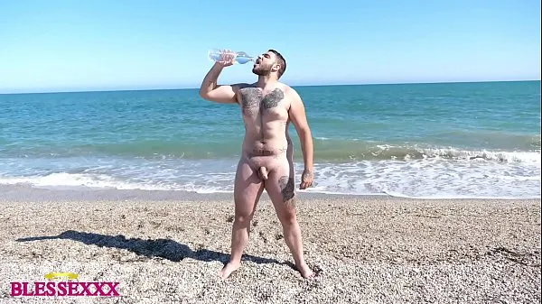 Sledujte Straight male walking along the nude beach - Magic Javi energy Tube