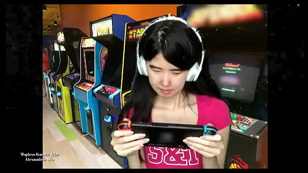 Bekijk Topless Asian Gamer Girl Energy Tube