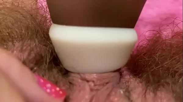 观看Huge pulsating clitoris orgasm in extreme close up with squirting hairy pussy grool play能量管