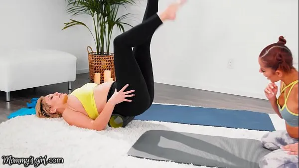 Sledujte MommysGirl Vanna Bardot Has A Hardcore Fingering Yoga Training With Hot MILF Ryan Keely energy Tube