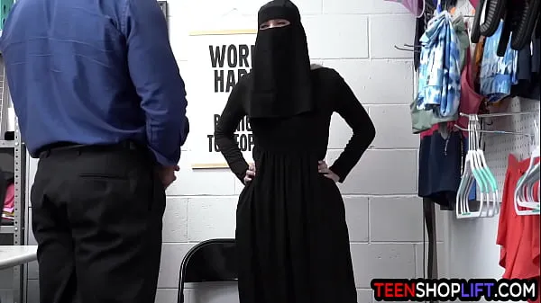 دیکھیں Muslim teen thief Delilah Day exposed and exploited after stealing انرجی ٹیوب
