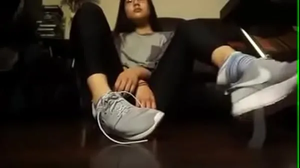 Se Asian girl takes off her tennis shoes and socks energy Tube