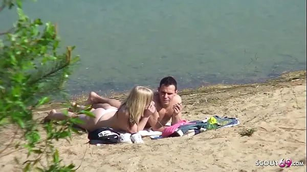 Titta på Real Teen Couple on German Beach Voyeur Fuck by Stranger energy Tube
