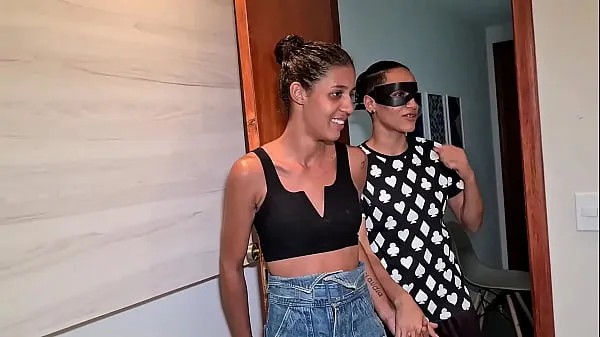 Παρακολουθήστε το Brazilian lesb girl present her teen girlfriend with a group sex and can´t just look it - Trailler Energy Tube