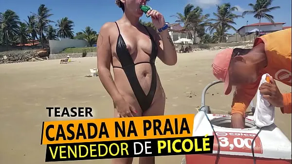 Oglejte si Casada Safada de Maio slapped in the ass showing off to an cream seller on the northeast beach Energy Tube