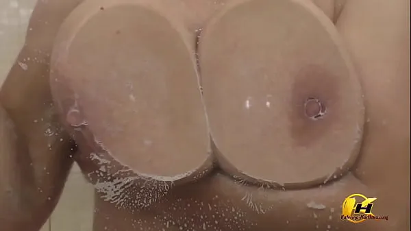 شاهد Pressed my breasts against the glass and then masturbate with a stream of water أنبوب الطاقة