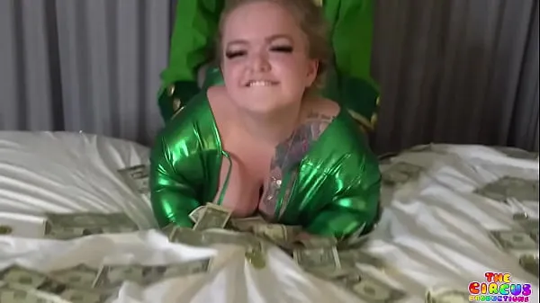 Sledujte Fucking a Leprechaun on Saint Patrick’s day energy Tube