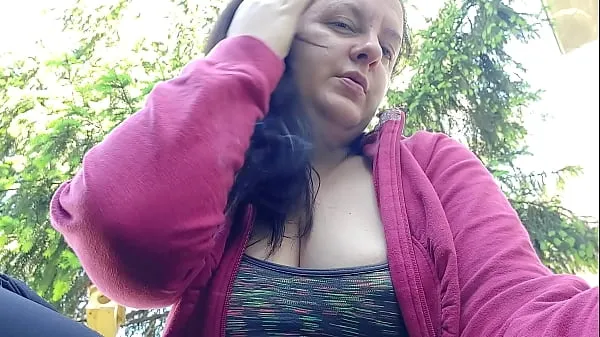 شاهد Nicoletta smokes in a public garden and shows you her big tits by pulling them out of her shirt أنبوب الطاقة