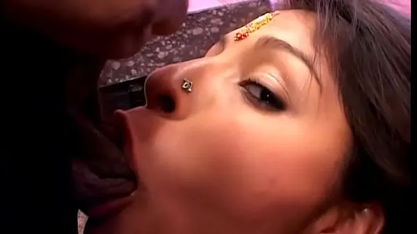 Sehen Sie sich Sexy indisches Teen wurde von Sextourist mit großem Cumshot in ihr sexy Gesicht geficktEnergy Tube an