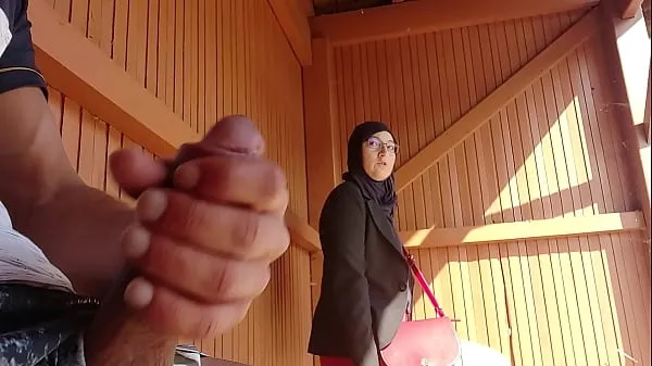 دیکھیں young boy shocks this muslim girl who was waiting for her bus with his big cock, OMG !!! someone surprised them; he might have problems and run away انرجی ٹیوب