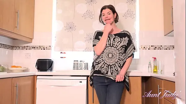 Nézze meg az AuntJudys - 44yo Amateur MILF Jenny gives you JOI in the kitchen Energy Tube-t