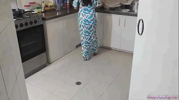 Horny Stepdaughter Gets Fucked With Her Stepdad In The Kitchen When Her Mom Is Not Home Enerji Tüpünü izleyin