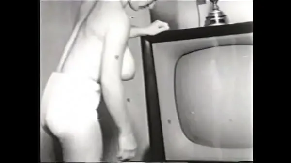 شاهد Sexy brunette with big tits takes part in a retro 50s filming أنبوب الطاقة