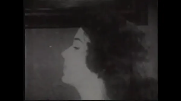 شاهد Vintage girl with natural tits strips on cam in 50s erotic movie أنبوب الطاقة