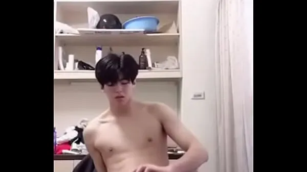 Regardez Beau garçon coréen se masturbe seul devant sa webcamTube énergétique