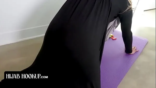دیکھیں Hijab Hookup - Slender Muslim Girl In Hijab Surprises Instructor As She Strips Of Her Clothes انرجی ٹیوب