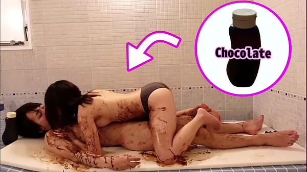 Chocolate slick sex in the bathroom on valentine's day - Japanese young couple's real orgasmエネルギー チューブを見る