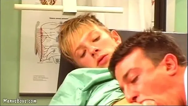 Oglejte si Horny gay doc seduces an adorable blond youngster Energy Tube