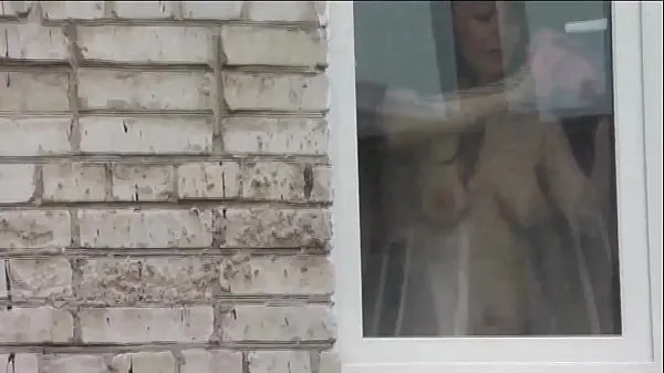 Obejrzyj Naked in public. Nude. Outdoor. Outside. Husband Sexy Frina is spying on her from car window when she washes apartment window no panties and brakanał energetyczny