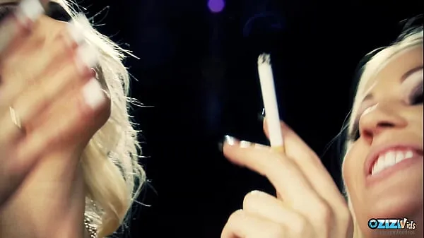 Tonton Gorgeous blonde girls rubbing each other's legs while smoking cigarettes Tabung energi