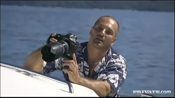 Renata Black Takes on Two Guys While on a Boat as She Pulls off a DP Enerji Tüpünü izleyin