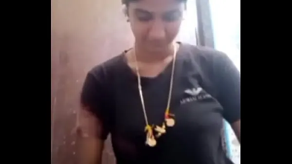 Titta på Sumathy - Newly married chennai tamil aunty show boobs on video call (with audio energy Tube
