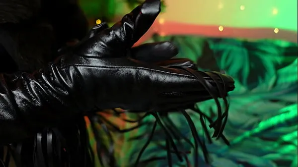 Watch long leather black gloves fetish video from pin up Goddess Arya energy Tube