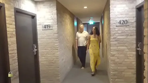 Посмотрите Саманта и Деннис из Нидерландов занимаются сексом в номере отеляэнергетическую трубку