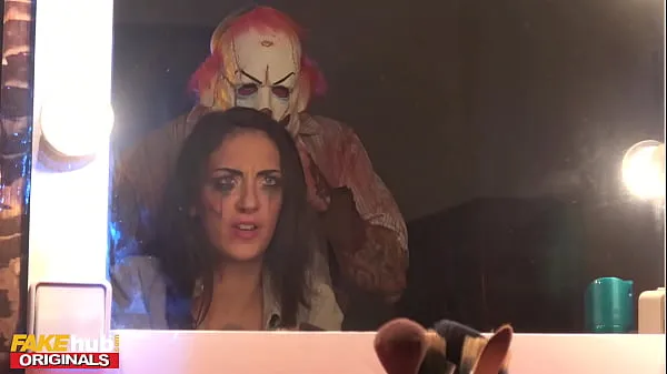 Nézze meg az Fakehub Originals - Fake Horror Movie goes wrong when real killer enters star actress dressing room - Halloween Special Energy Tube-t