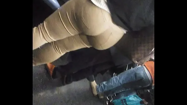 Thick bubble butt on train in nycエネルギー チューブを見る