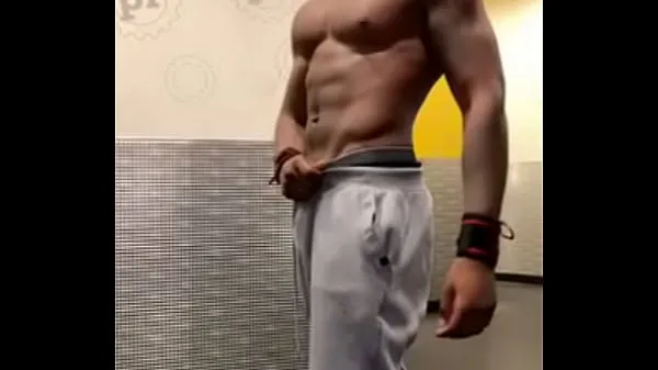 Oglejte si Handsomedevan hits the gym Energy Tube