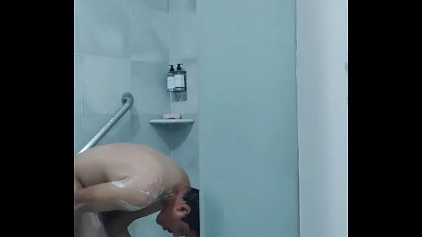 Guarda boy in the shower tubo energetico