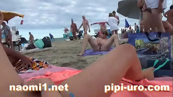 Oglejte si girl masturbate on beach Energy Tube