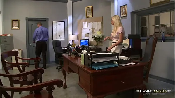 ดู Stunning blonde chick gets her pussy banged in the office หลอดพลังงาน