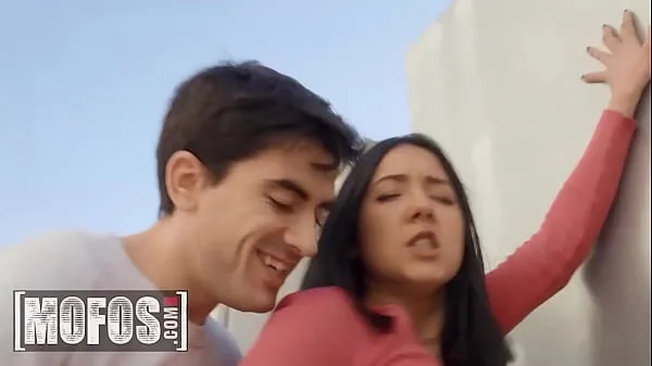 Se Lucky Jordi Meets Busty Valeria Valois Who Desperately Asks For His Help In Exchange With A Nice Blowjob - Mofos energy Tube