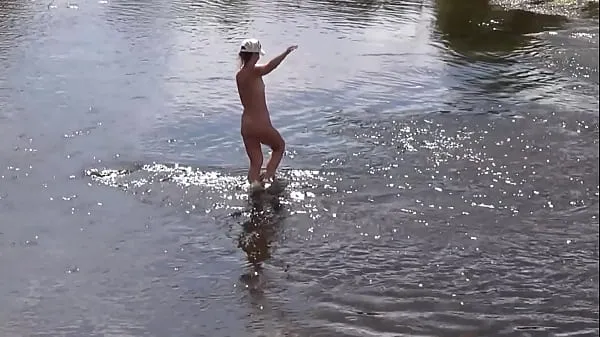 شاهد Russian Mature Woman - Nude Bathing أنبوب الطاقة