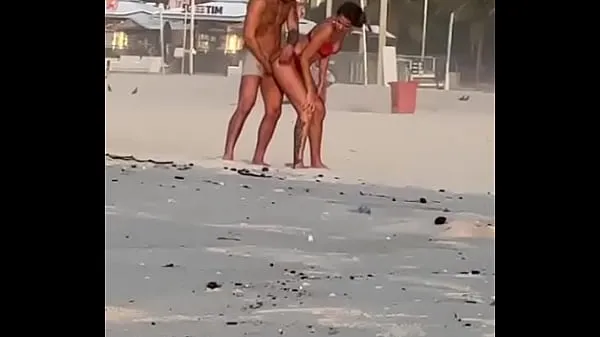 Eating woman on the beach Enerji Tüpünü izleyin