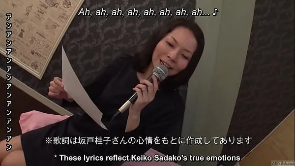 Titta på Mature Japanese wife sings naughty karaoke and has sex energy Tube