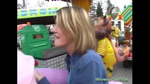 شاهد cute Chick rides tool in fun park أنبوب الطاقة