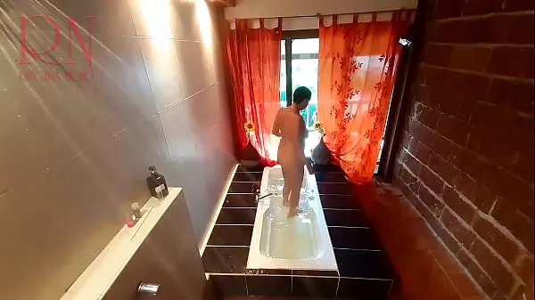 Peep. Voyeur. Housewife washes in the shower with soap, shaves her pussy in the bath. 2 1 Enerji Tüpünü izleyin
