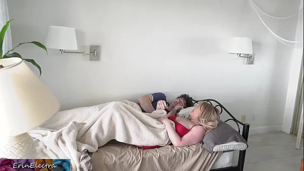 Stepmom shares a single hotel room bed with stepson Enerji Tüpünü izleyin
