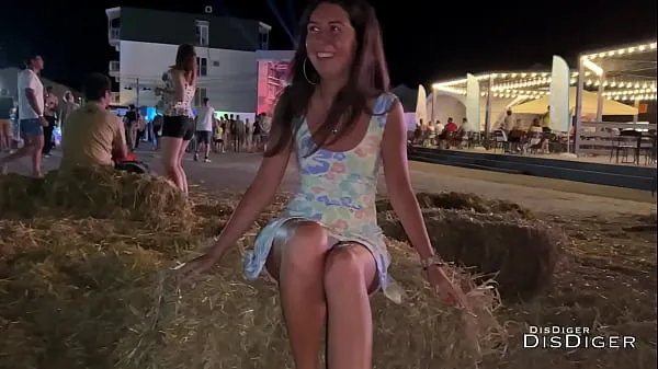 Assista Garota safada de 18 anos tirou a calcinha em publico tubo de energia
