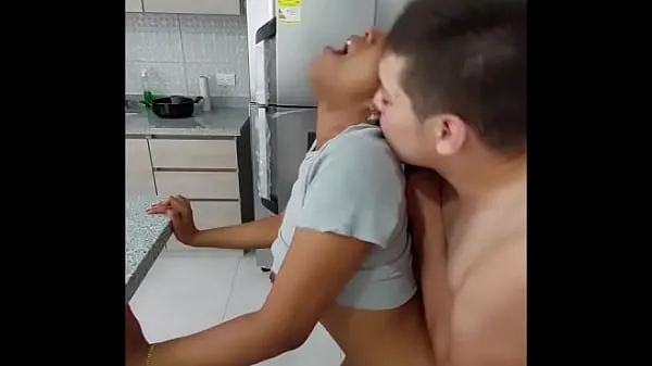 دیکھیں Interracial Threesome in the Kitchen with My Neighbor & My Girlfriend - MEDELLIN COLOMBIA انرجی ٹیوب