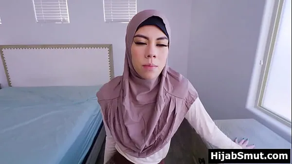 Sledujte Shy muslim teen Mila Marie keeps her hijab on when fucking energy Tube