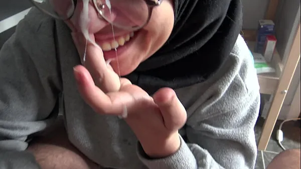 Mira Una chica musulmana se perturba cuando ve la gran polla francesa de su profesor tubo de energía