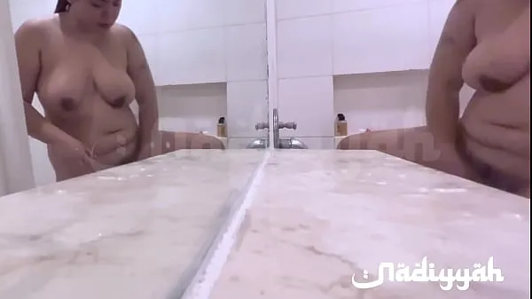 观看Beautiful Arab Chubby Wife with Big Tits Taking a Bath能量管